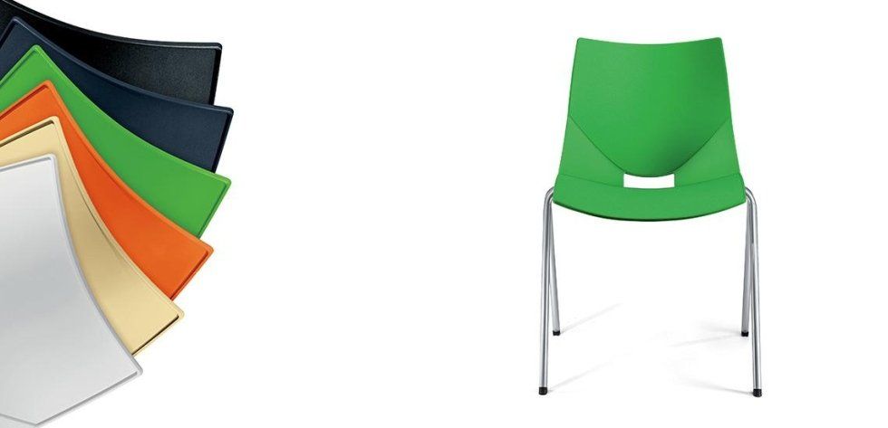 Una sedia verde con quattro gambe in metallo, posizionata accanto a una disposizione a ventaglio dei campioni di colore disponibili.