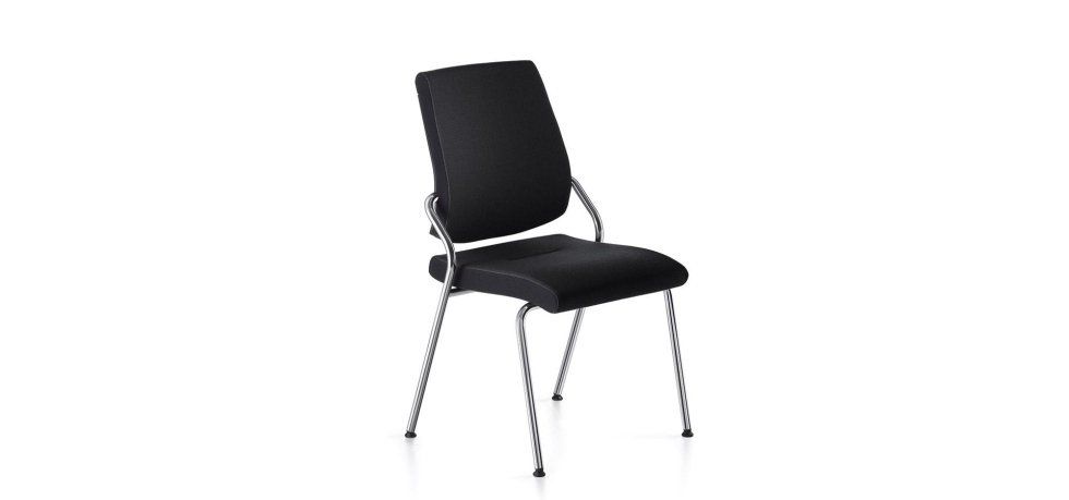 Una moderna sedia da ufficio nera con sedile e schienale imbottiti, sorretta da una sottile struttura in metallo argentato su sfondo bianco.