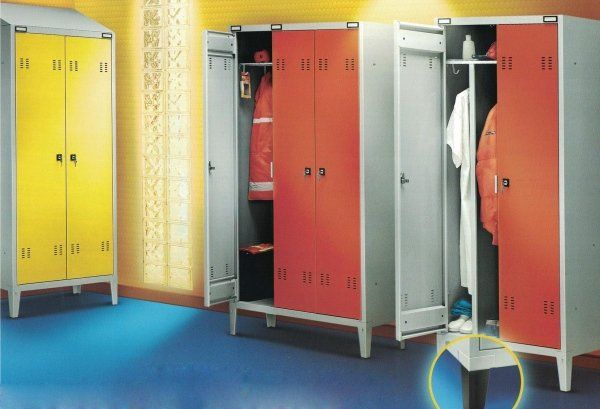 Una serie di armadietti metallici con ante gialle e arancioni, una gamba evidenziata da un cerchio giallo.