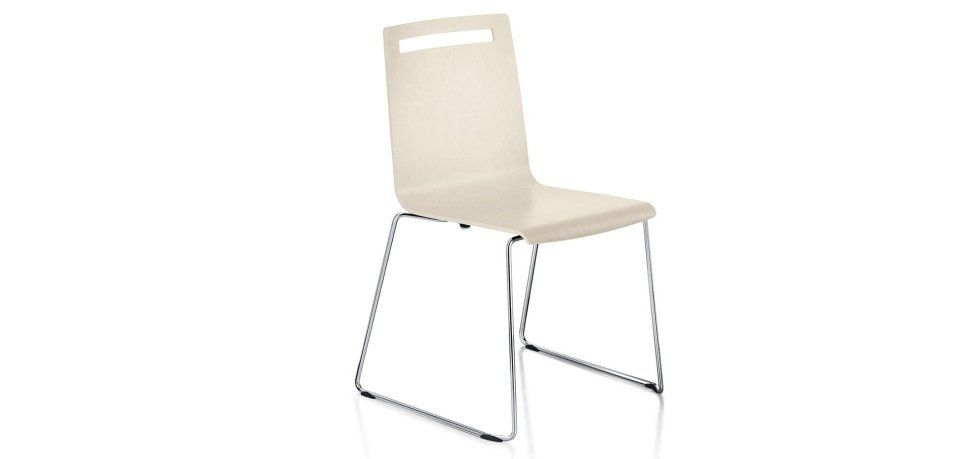 Una sedia moderna in plastica beige chiaro con un'elegante base in filo metallico cromato su sfondo bianco.