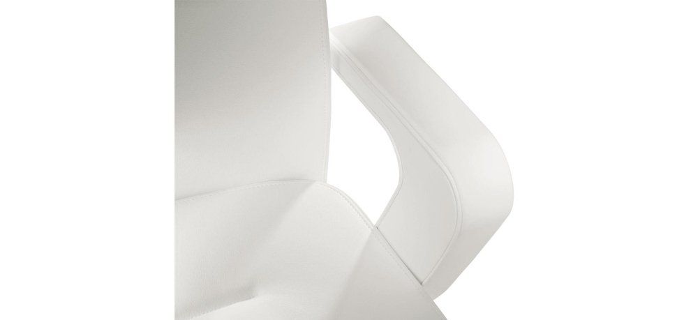 Un bracciolo bianco e imbottito per sedia da ufficio, fissato al lato della seduta.