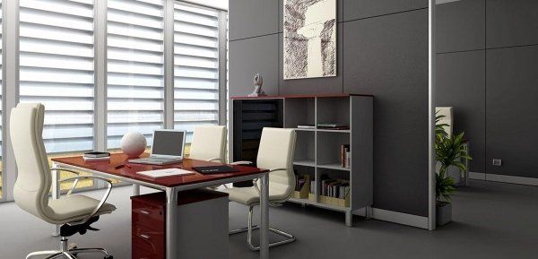 Ufficio moderno con scrivania in legno, sedie color crema, libreria e ampie finestre con tende su una parete grigia.