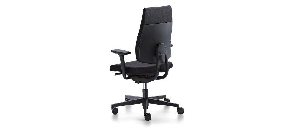 Una sedia da ufficio nera con ruote, vista da un'angolazione di tre quarti posteriore su sfondo bianco.