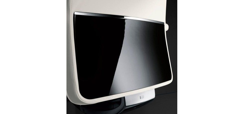 Primo piano di un elettrodomestico moderno ed elegante, di colore bianco, con un ampio pannello rettangolare nero lucido e finiture argentate.