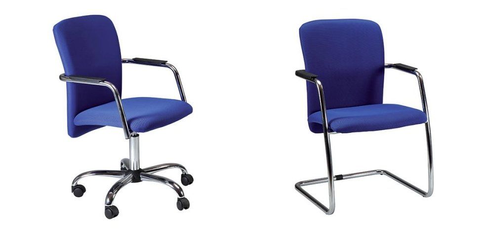 Due sedie da ufficio blu con struttura cromata; una con base girevole e ruote, l'altra con base a sbalzo.