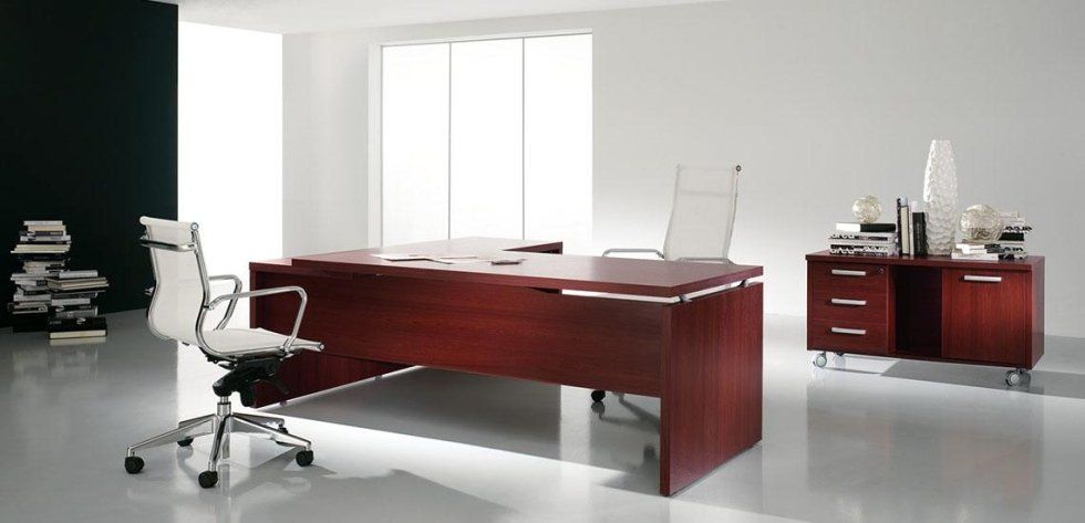 Un moderno set da ufficio direzionale in legno di ciliegio con sedie in rete bianca, una credenza abbinata e libri in un ambiente minimalista.