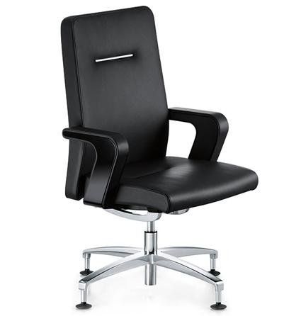 Una poltrona da ufficio direzionale in pelle nera con base in metallo argentato e un inserto orizzontale argentato sullo schienale.