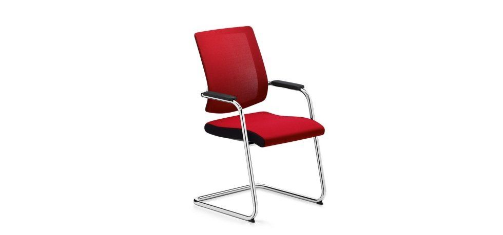Una sedia da ufficio rossa con struttura a sbalzo e braccioli cromati su sfondo bianco.