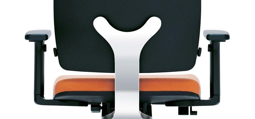Primo piano dello schienale di una sedia con seduta arancione, schienale in rete nera e un vistoso supporto strutturale a forma di Y di colore argento.