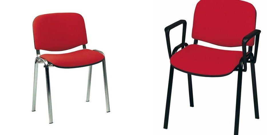 Due sedie da ufficio in tessuto rosso: una senza braccioli con gambe cromate e una con braccioli e gambe nere.