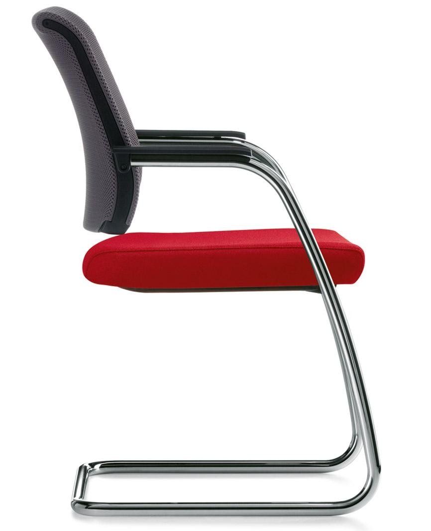 Vista laterale di una moderna sedia da ufficio con sedile imbottito rosso, schienale nero e struttura a sbalzo argentata.