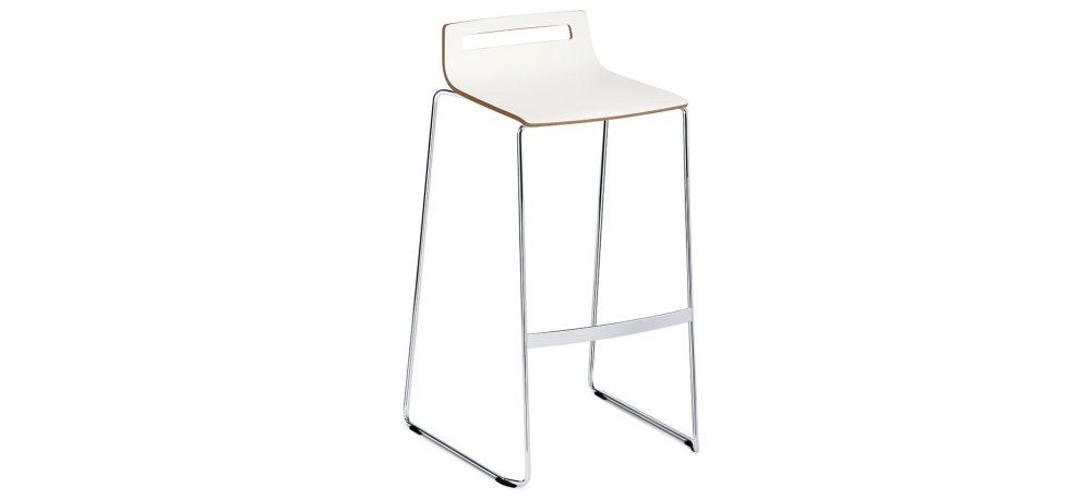 Sgabello da bar moderno con seduta bianca, schienale basso e struttura sottile in metallo cromato.