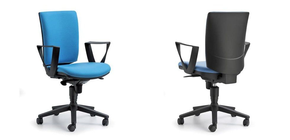 Vista frontale e posteriore di una sedia da ufficio blu con braccioli neri e base a cinque ruote su sfondo bianco.