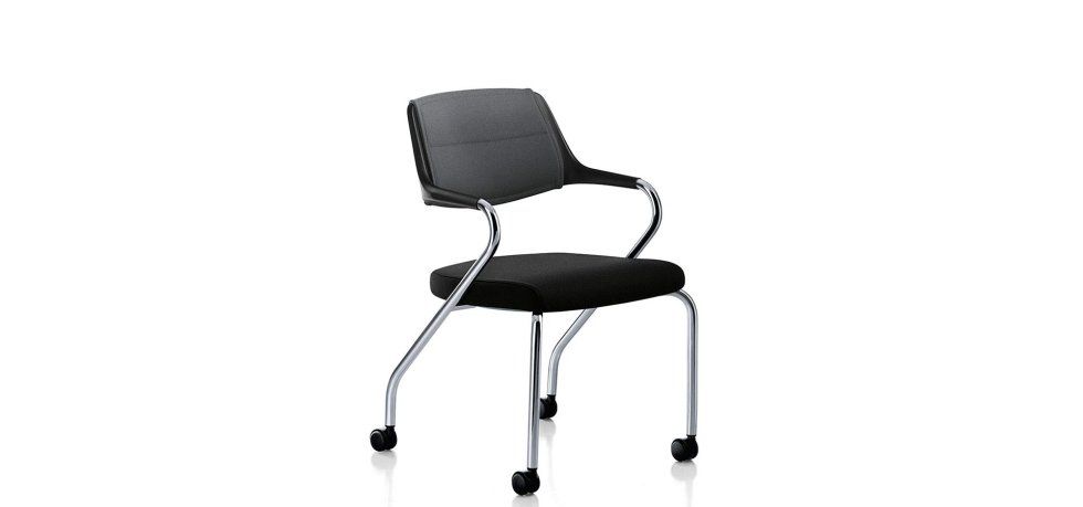 Una sedia da ufficio nera con braccioli in metallo argentato e gambe con rotelle, su uno sfondo bianco uniforme.