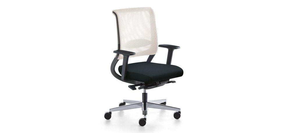 Una sedia da ufficio con schienale in rete bianca, sedile imbottito nero, braccioli neri e base a cinque razze in metallo con ruote.