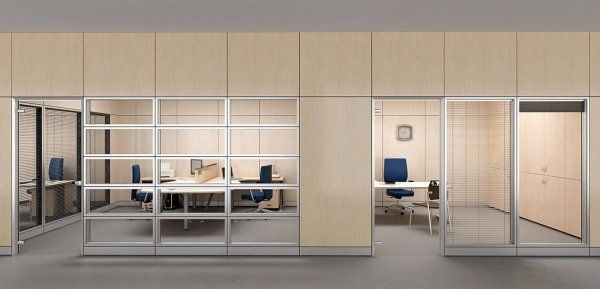 Un moderno ufficio con pareti rivestite in legno, divisori in vetro, scrivanie e sedie blu.