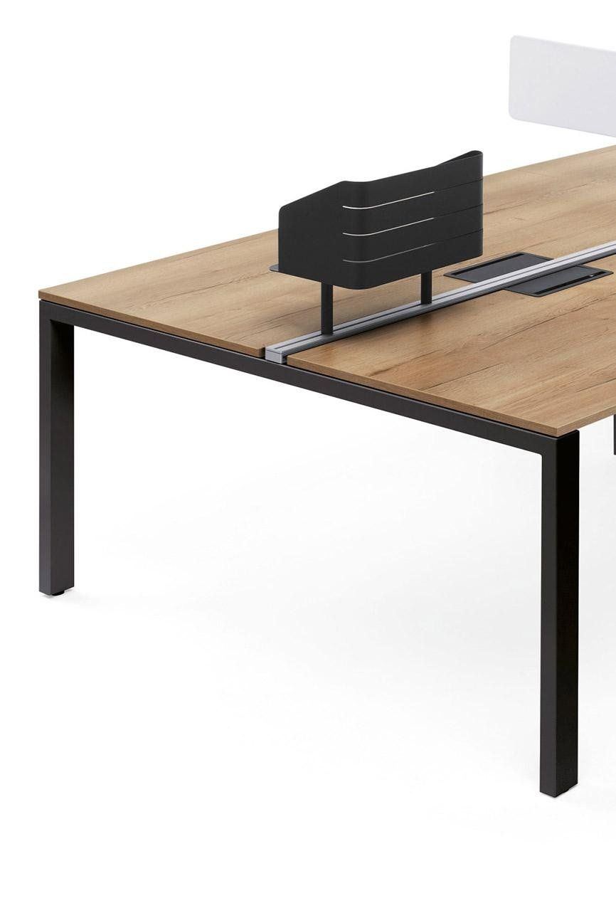 primo piano di una scrivania in legno