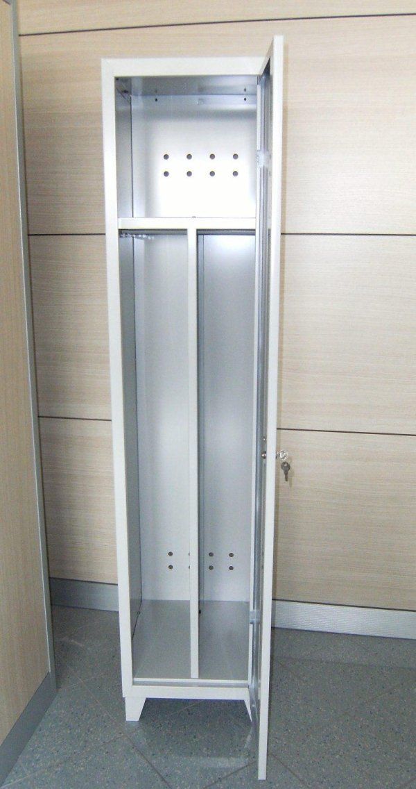 Un armadietto alto, bianco e in metallo, con una porta aperta che rivela un ripiano nella parte superiore e un divisorio verticale nella sezione principale.