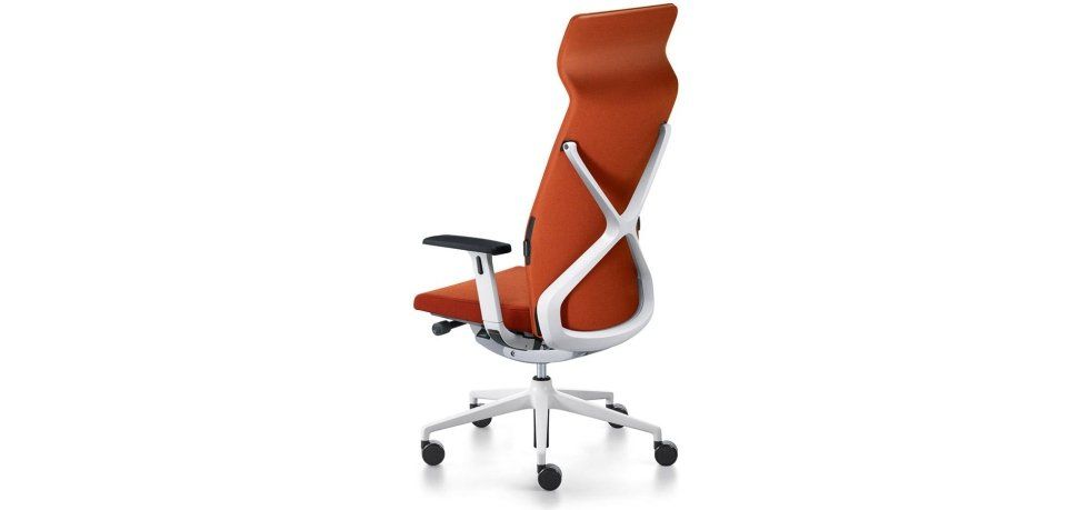 Una sedia da ufficio ergonomica color arancio bruciato con struttura, poggiatesta e base a cinque ruote bianche su sfondo bianco.