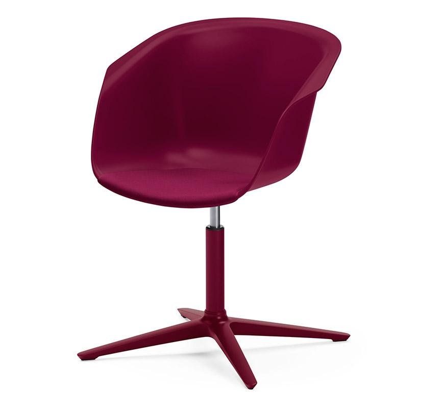 Una poltrona girevole rosso scuro con seduta moderna e sagomata e base a quattro gambe, su uno sfondo bianco uniforme.