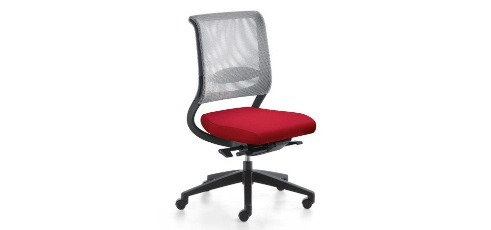 Una moderna sedia da ufficio con schienale in rete grigia, seduta in tessuto rosso, struttura nera e base a cinque ruote su sfondo bianco.