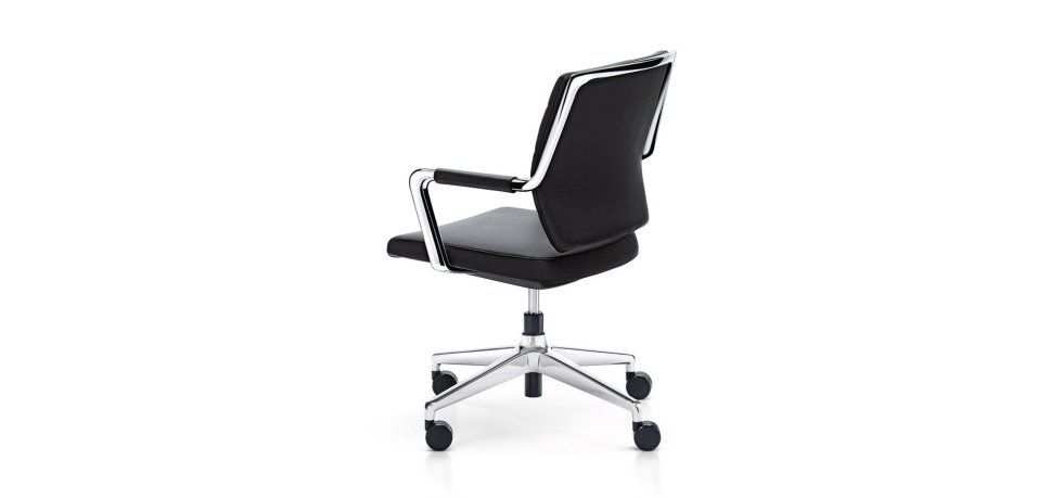 Una sedia da ufficio nera con struttura cromata e base con rotelle, vista da un'angolazione di tre quarti posteriore su sfondo bianco.