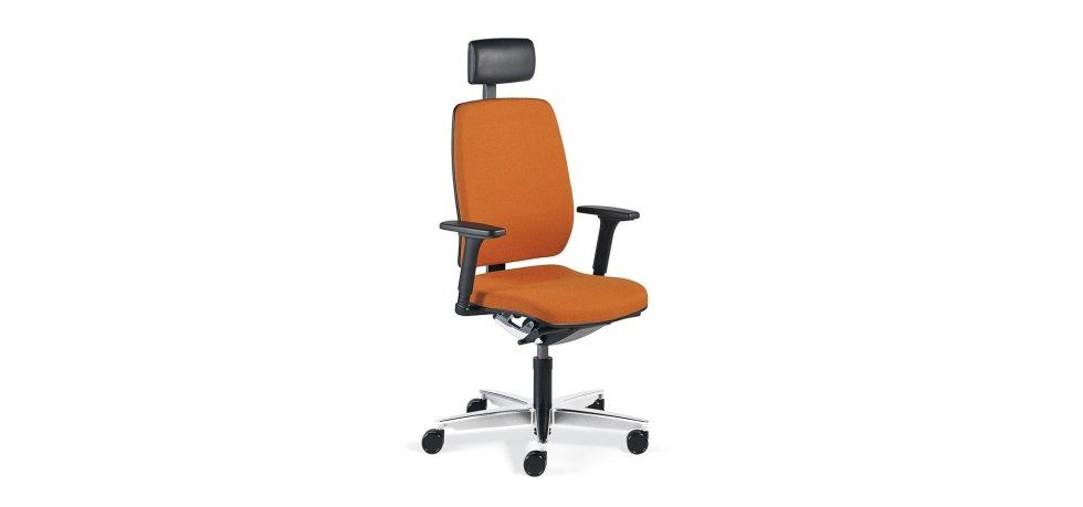 Sedia da ufficio arancione con poggiatesta nero, braccioli regolabili e base bianca a cinque razze con rotelle.