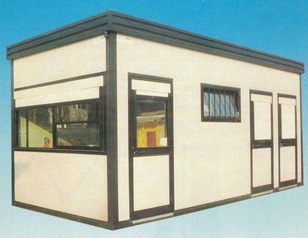 Una cabina modulare portatile di colore beige con struttura scura, dotata di un'ampia finestra, una porta singola e due piccole porte d'ingresso.