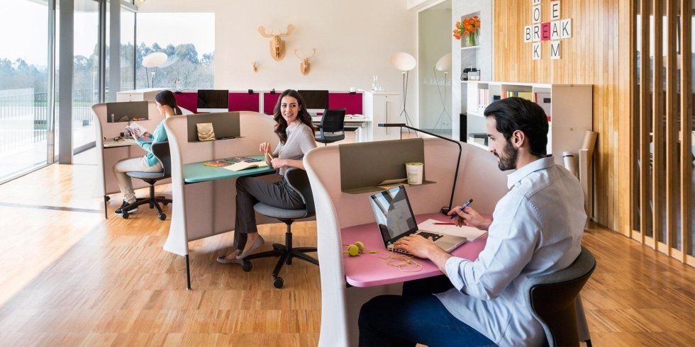 operatore lavora su un tavolo da lavoro singolo