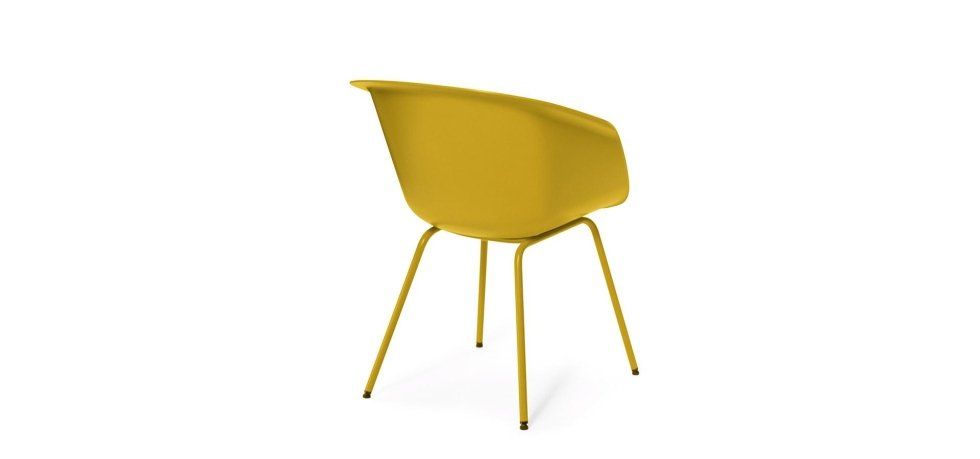 Una poltrona moderna di colore giallo con schienale curvo e sottili gambe in metallo giallo, su uno sfondo bianco uniforme.