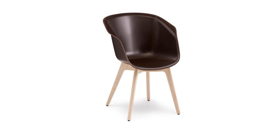Una poltrona moderna con seduta curva in plastica marrone scuro e gambe in legno chiaro su sfondo bianco.