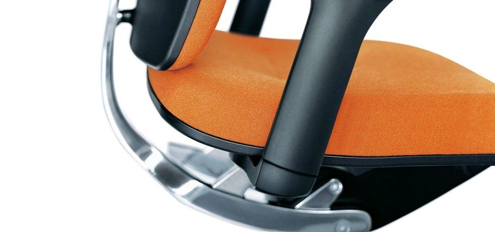 Primo piano di una moderna sedia da ufficio con rivestimento in tessuto arancione, braccioli neri e struttura curva in metallo argentato.