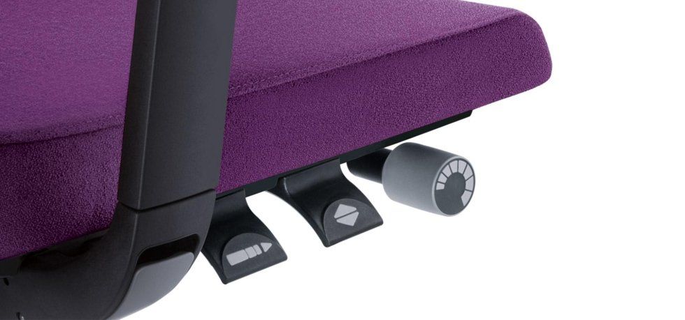 Primo piano della parte inferiore di una sedia da ufficio viola, che mostra le leve di regolazione e la manopola per la regolazione della tensione.