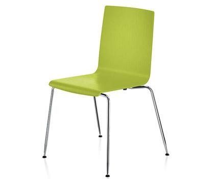 Una sedia in plastica verde lime dal design semplice e sagomato, con quattro sottili gambe in metallo argentato su sfondo bianco.