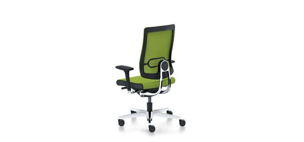 Sedia da ufficio con schienale in rete verde lime, sedile verde, braccioli regolabili e base con rotelle argentate.