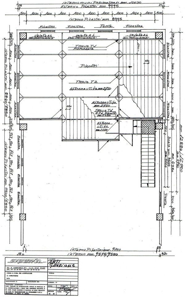 Disegno tecnico di una planimetria architettonica che mostra la disposizione delle stanze, la griglia dei pilastri strutturali e le dimensioni, in bianco e nero.