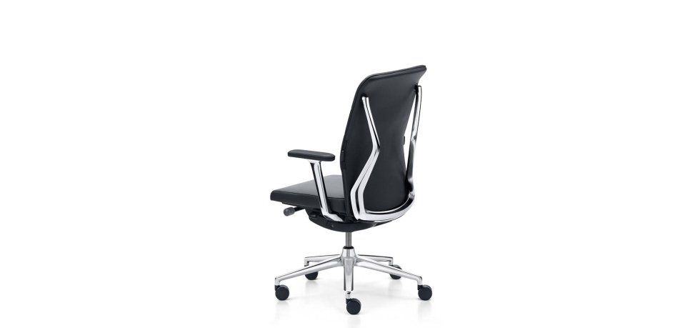 Una sedia da ufficio ergonomica nera con struttura e base in metallo, vista da un'angolazione di tre quarti posteriore su sfondo bianco.