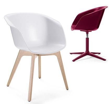 Due poltrone moderne: una bianca con gambe in legno e una rosso scuro con base girevole in metallo.