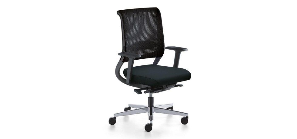 Sedia da ufficio ergonomica nera con schienale in rete, seduta in tessuto, braccioli regolabili e base a cinque razze con ruote.