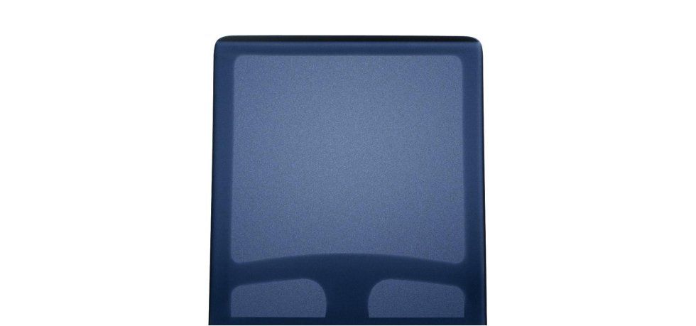 Lo schienale di una sedia da ufficio in rete blu scuro su sfondo bianco.