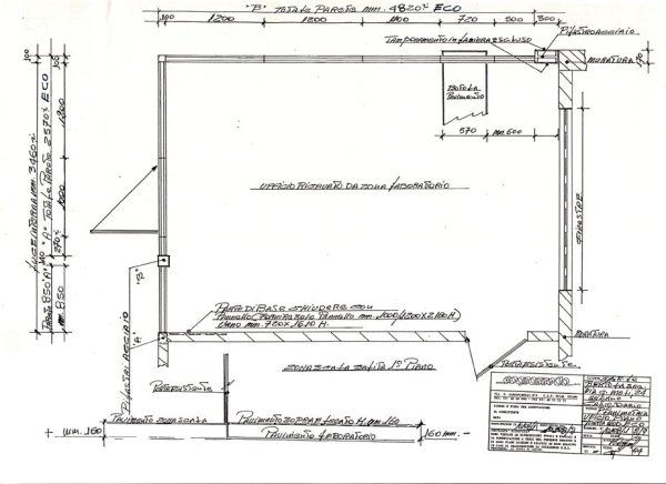 Disegno tecnico di una planimetria architettonica che mostra le dimensioni delle stanze, la disposizione delle pareti, la posizione di finestre e porte.