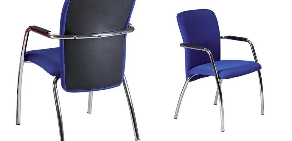 Due sedie da ufficio imbottite di colore blu con struttura cromata, viste frontalmente e posteriormente.