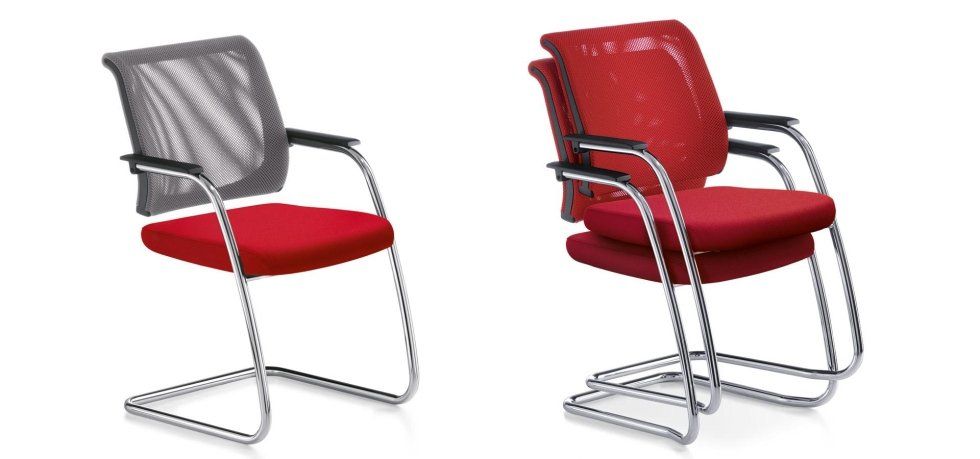 Due sedie da ufficio con base a slitta cromata: una con schienale in rete grigia e sedile rosso, l'altra completamente rossa con schienale in plastica.