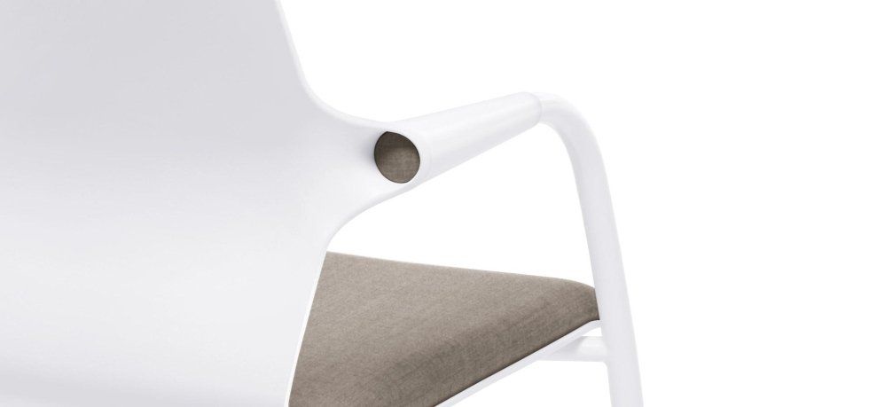 Primo piano di una sedia bianca con seduta imbottita beige e un inserto circolare grigio nel punto in cui il bracciolo si unisce allo schienale.