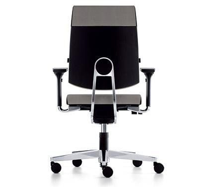 Una moderna sedia da ufficio ergonomica nei colori nero e grigio, caratterizzata da una struttura di supporto dello schienale in metallo argentato a vista e da una base girevole.