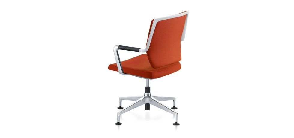 Sedia da ufficio imbottita arancione con struttura argentata e base a quattro razze su sfondo bianco.