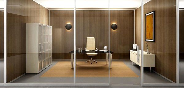 Un moderno ufficio direzionale con pareti rivestite in legno, un'elegante scrivania in vetro, una sedia chiara e pareti divisorie in vetro.