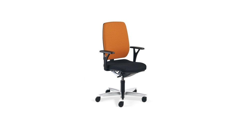 Una sedia da ufficio ergonomica arancione e nera con braccioli regolabili e base a cinque ruote su sfondo bianco.