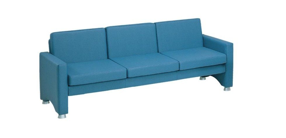 Un moderno divano a tre posti rivestito in tessuto color verde acqua con gambe color argento, su uno sfondo bianco uniforme.
