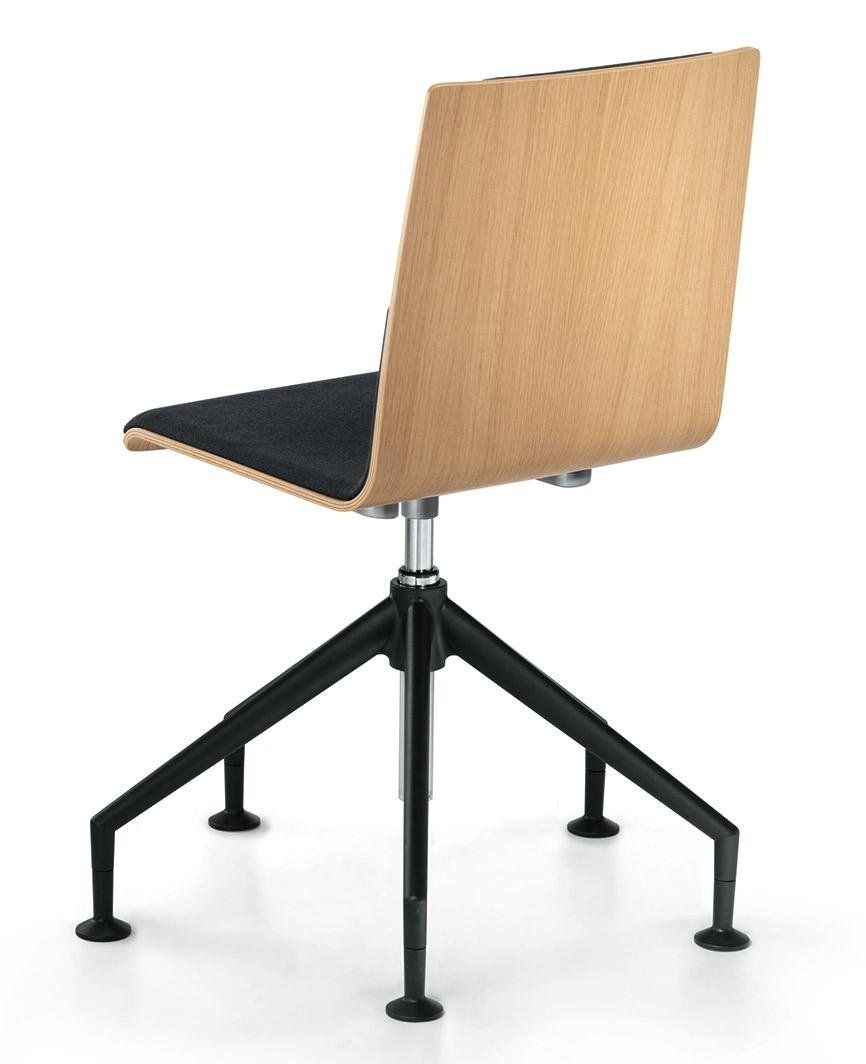 Sedia moderna con schienale in legno chiaro, seduta imbottita nera e base nera a quattro gambe con piedini individuali.
